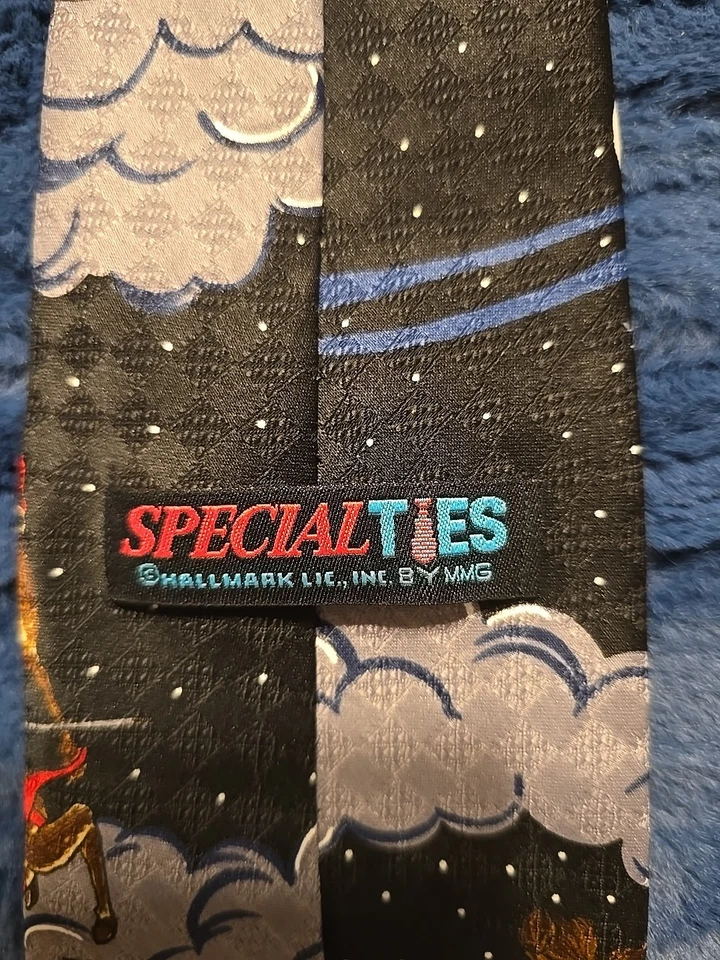 Рождественский галстук Hallmark Yule Tie Santa Flying With Reindeer Happy Holidays - Изображение 4 из 4