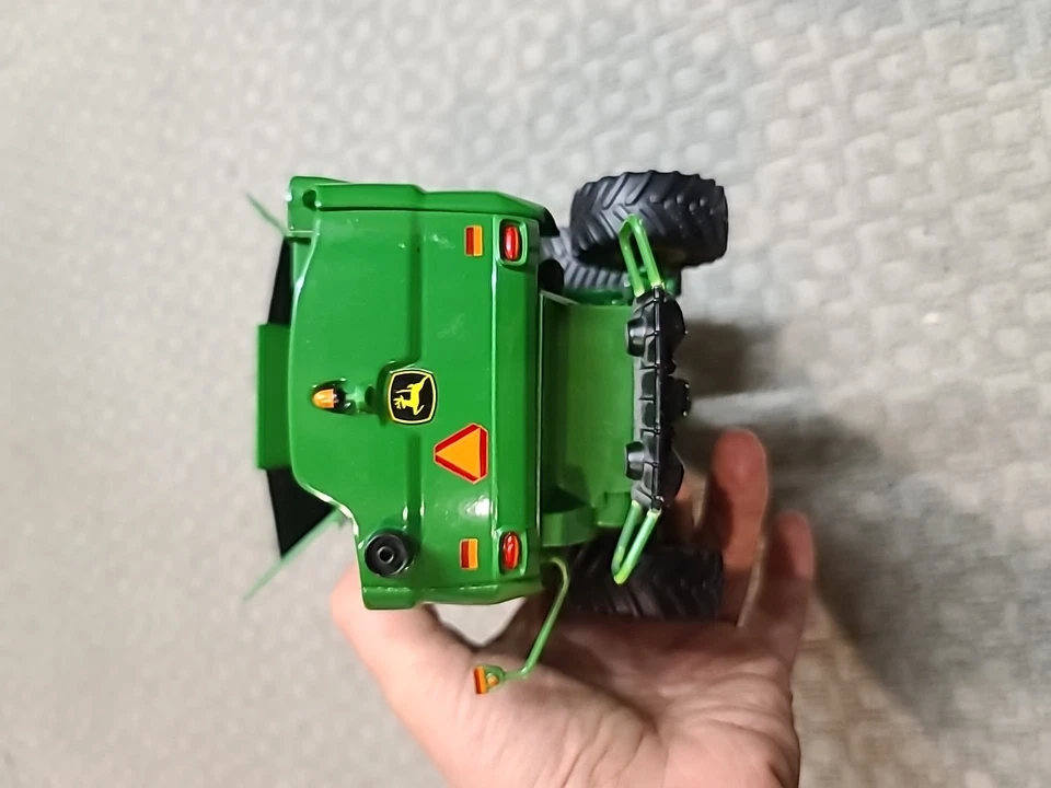 Tomy John Deere 1:16 Combine S780 orugas incompletas  Foto 4 de 4