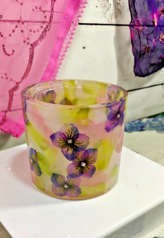 White Barn Candle Co. Pensamientos Púrpura Floral Blanco Candelabro Resina Foto 4 de 4