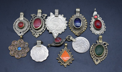 Auswahl gemischter nahöstlicher Weißmetallschmuck (Stein/Glaseinsätze)