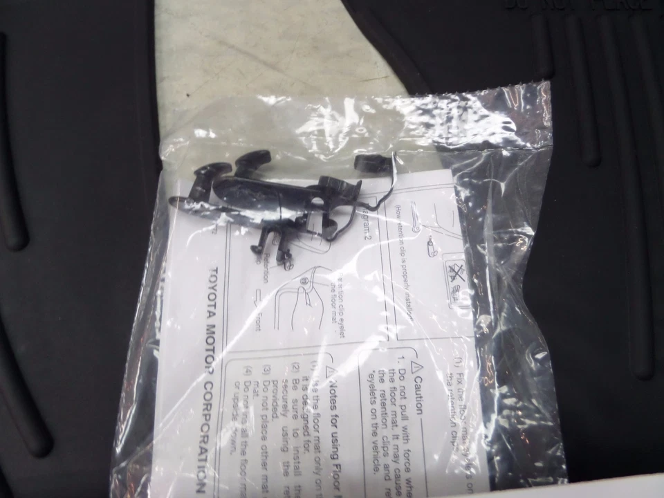 Toyota Matrix 09-11 AWD Front (2) All Weather Floor Mats Set Genuine OEM OE — 第 3/4 张图片