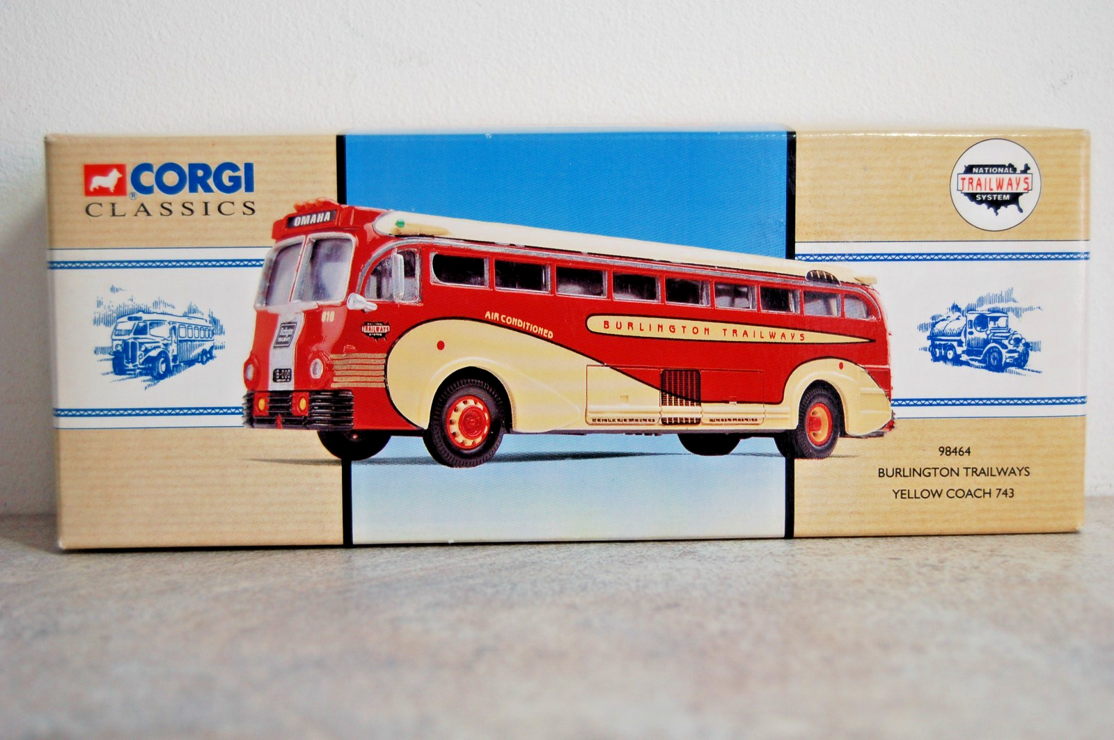 CORGI 98464  BURLINGTON TRAILWAYS YELLOW COACH 743 LIMITED EDITION