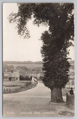 Tidworth Hampshire Kreuzansicht Dorf Straßenszene Baum RPPC 1920er