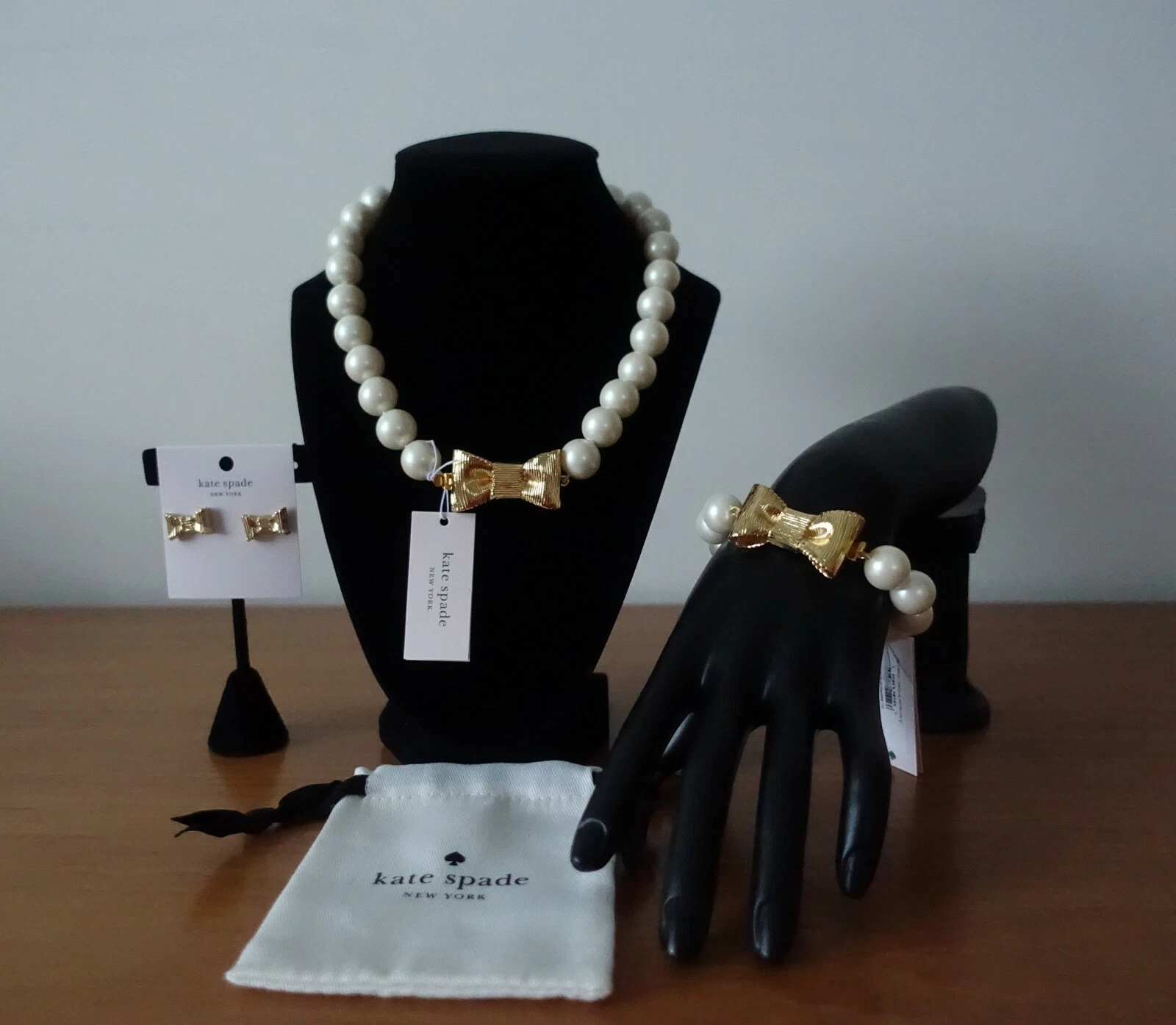 KATE SPADE NEW YORK TUTTO AVVOLTO IN PERLE BORCHIE BRACCIALE E COLLANA CORTA