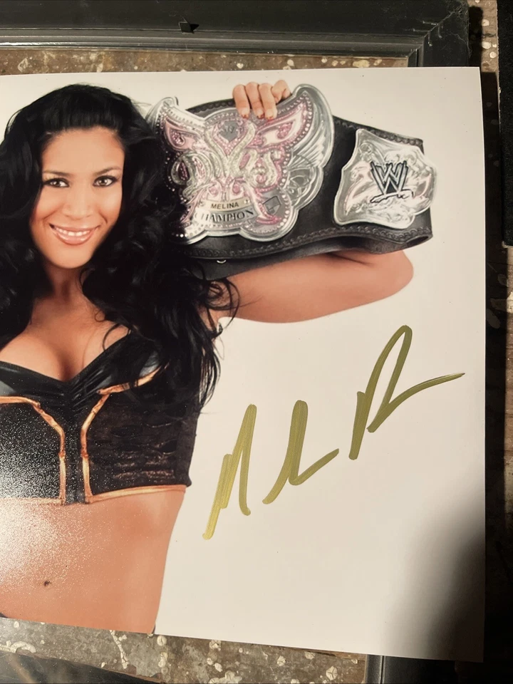 梅丽娜签名 8x10 WWE DIVAS — 第 2/4 张图片