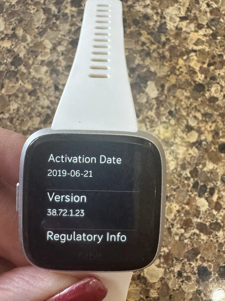 Умные часы Fitbit Versa Lite серебристые/белые протестированы на работу с зарядным устройством пульс - Изображение 4 из 4