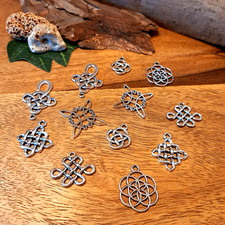 10 Knoten Mix silberfarben Charms Kettenanhä...