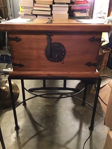 Vintage 1980’s Rustic Mexican Pine Lift Top Box Chest on Iron Stand Hecho En 31” - 第 1/12 張圖片