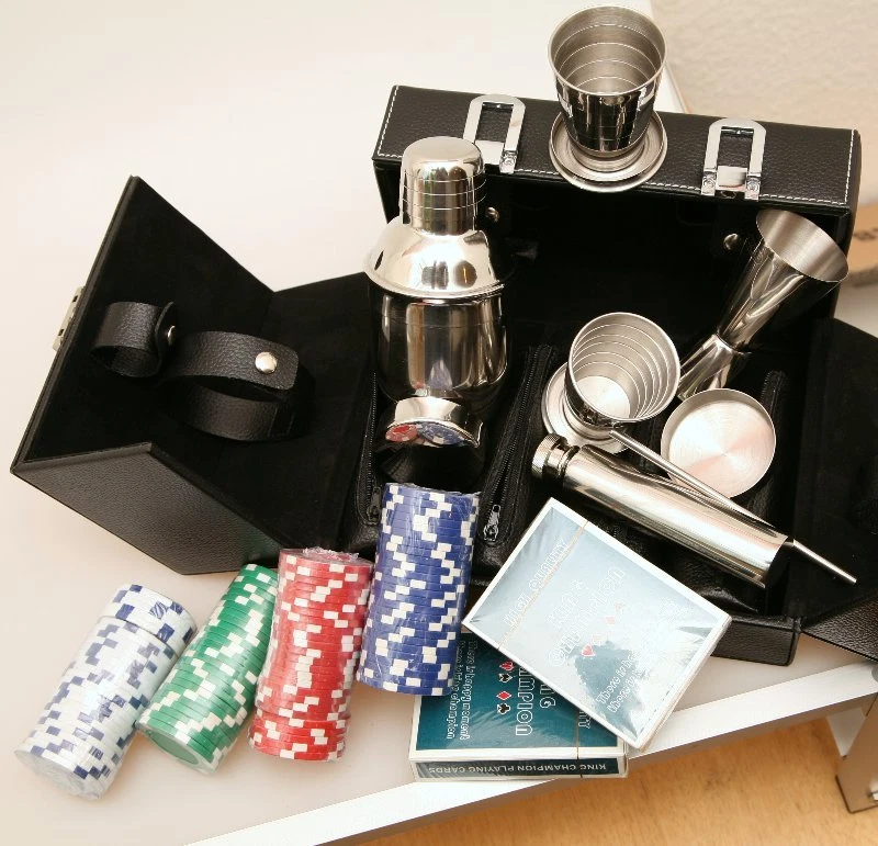 NEU: Spiel Casino Poker Set / Cocktail Set im Koffer Pokerkoffer Pokerset, OVP - Bild 1 von 1