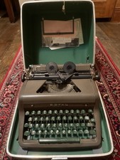 Vintage Royal Quiet De Luxe Model Portable Typewriter with Case thumbnail