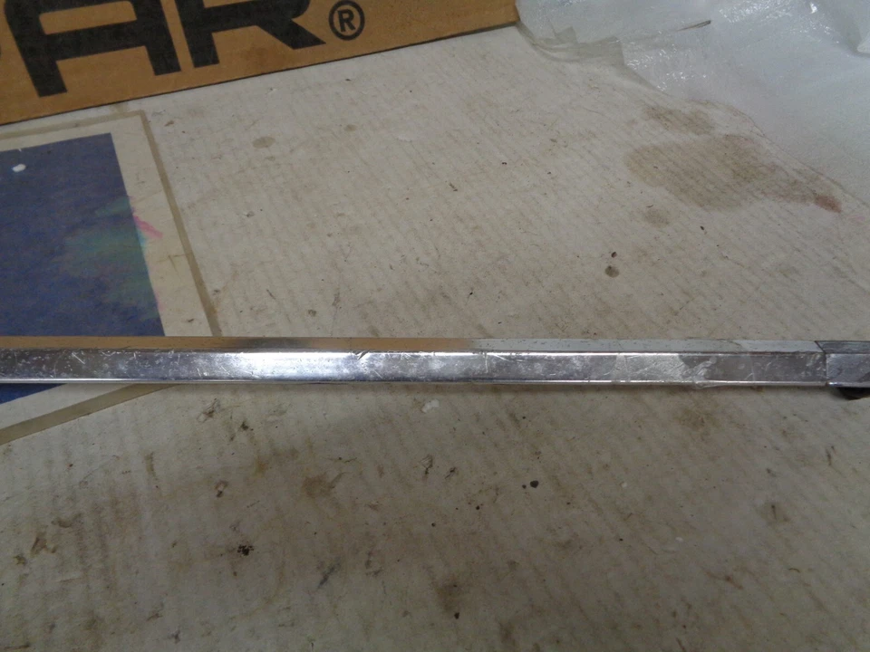 1965 Dodge Dart GT Left Front Fender Trim Spear And Clips Foto 3 de 4