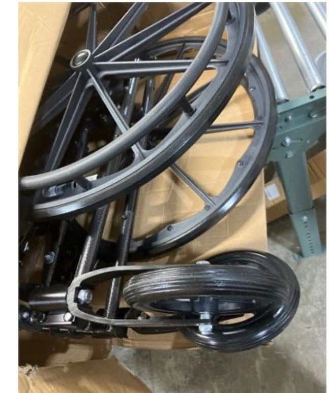 "Silla de ruedas ligera Medline asiento de 18"", brazos oscilantes, reposapiés elevadores" Foto 3 de 3