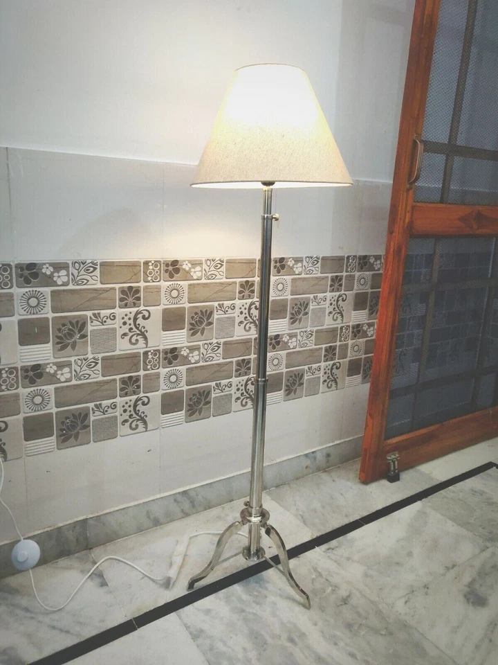 Lampada da terra nautica vintage in ottone stile antico paralume treppiede in... - Immagine 3 di 4