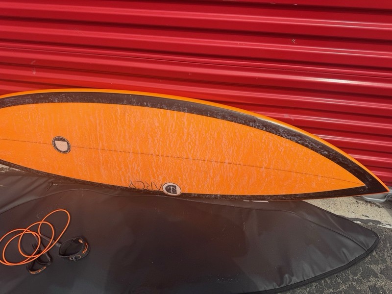  DARCY PERFORMANCE HYBRID/FISH SURFBOARD + DAKINE BAG + LEASH