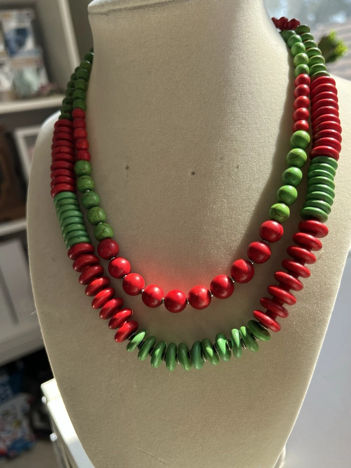 VETEMENTS Collana girocollo con perline Howlite tonde tinte rosso e verde tono argento 17"