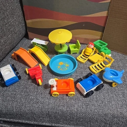 VINTAGE FISHER PRICE LITTLE PEOPLE LOT LOUNGE CHAIRS POOL TABLE W UMBRELLA CARS