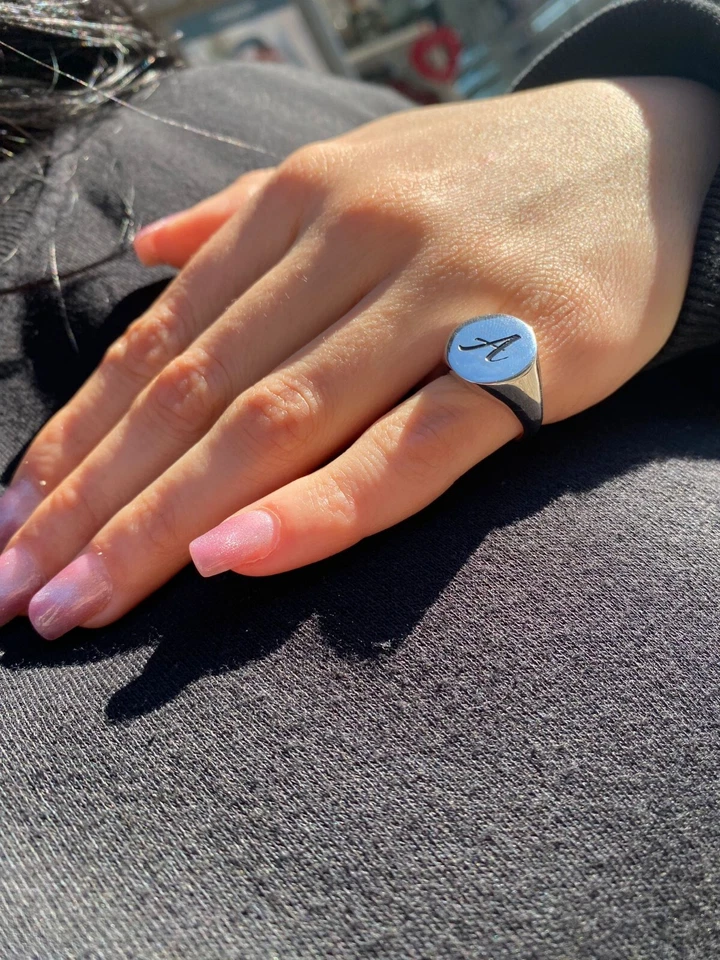 ANELLO DONNA MIGNOLO CHEVALIER SIGILLO PERSONALIZZABILE CON INIZIALE ARGENTO 925 - Immagine 3 di 4