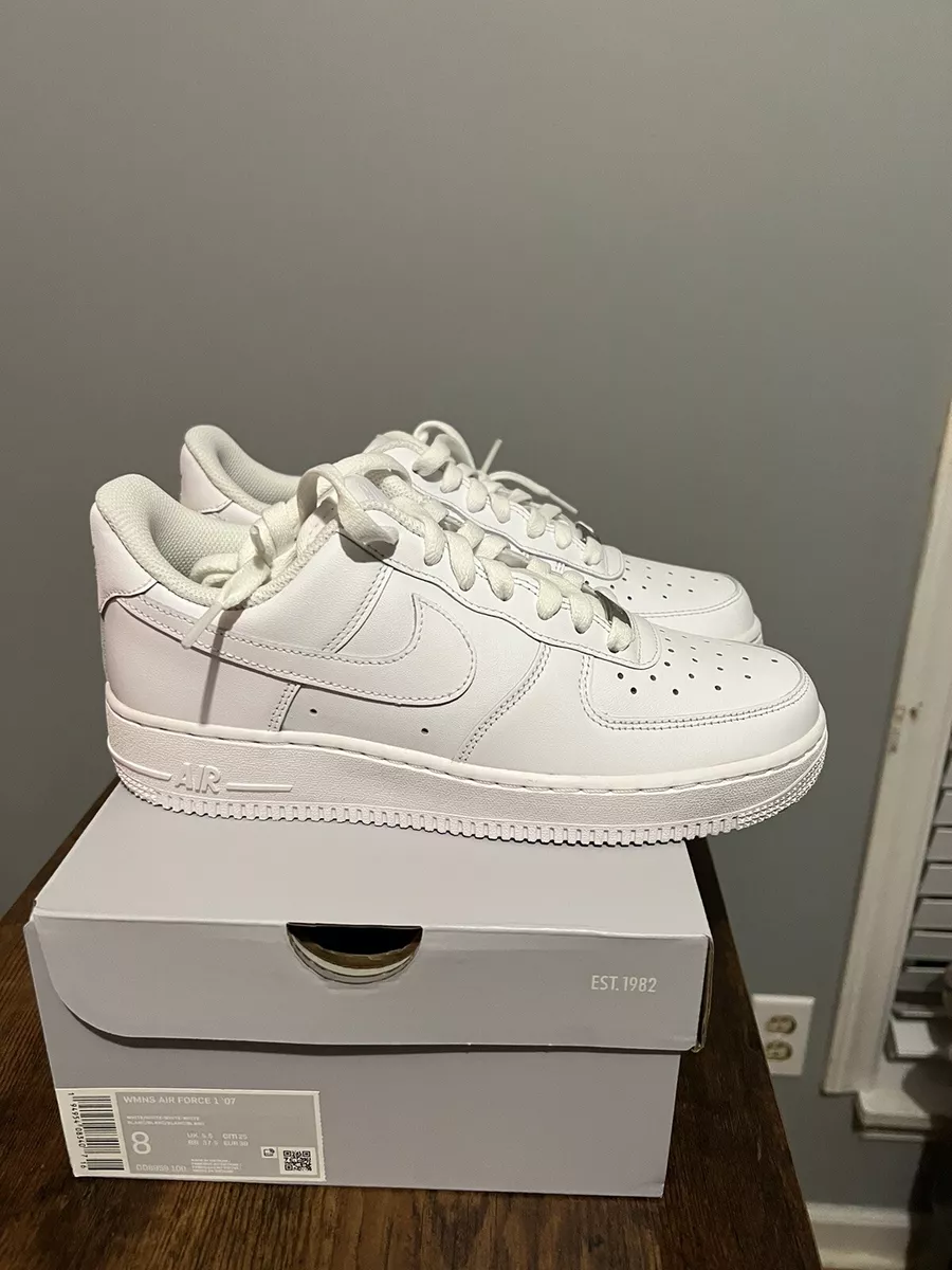 Nike Womens Air Force 1 '07 in White - Size 8.5