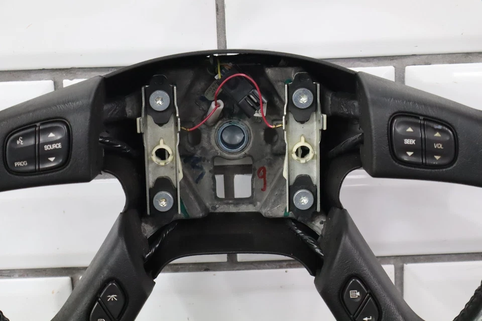 Volante de couro 03-07 Chevy Silveardo 2500HD com controles GMT800 - Imagem 2 de 4