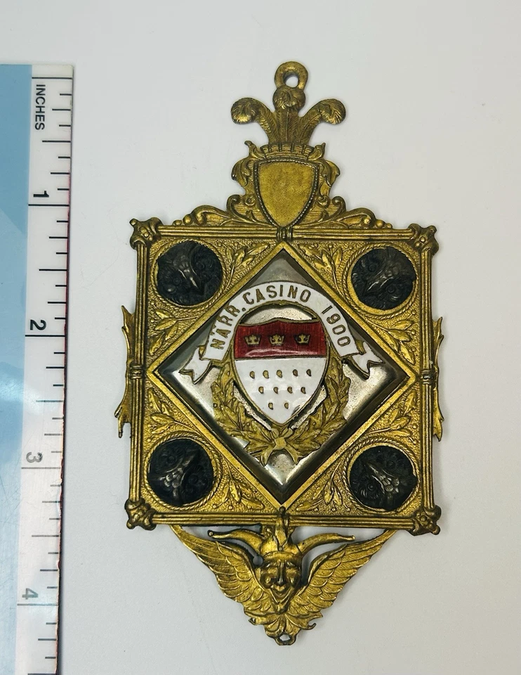 Antiguo escudo de latón Narraganset Pier Casino 1900 Foto 3 de 4