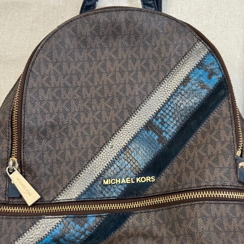 Mochila Michael Kors Signature Azul Estampado Serpiente Marrón/Negro Correa Ajustable Foto 2 de 4
