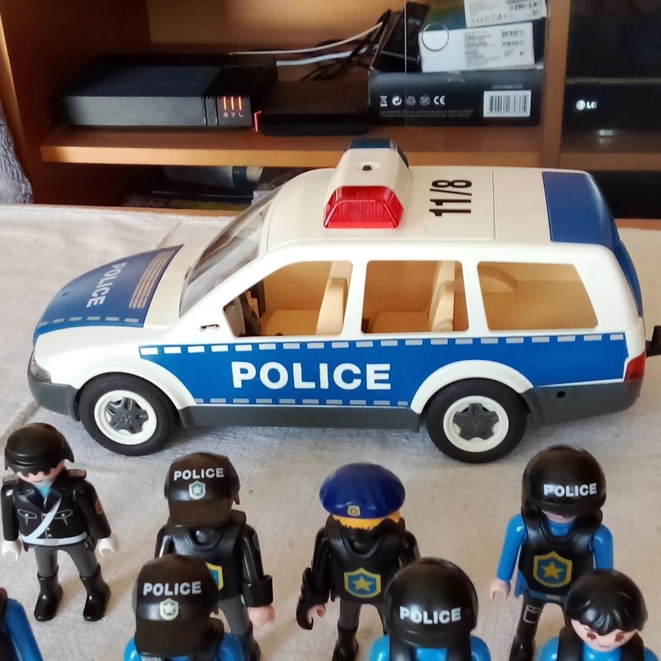 LOT PLAYMOBIL POLICE ET  POMPIERS ( 2 VÉHICULES + 31 PERSONNAGES+ DIVERS) . - Photo 1/4