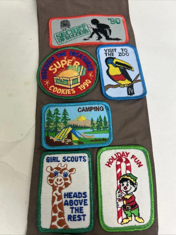 Винтажный коричневый пояс для девочек-скаутов 90-х годов США со значками булавками и нашивками - Изображение 3 из 4