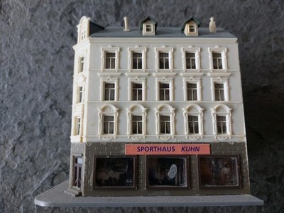 Modelleisenbahn Spur N: Pola Eckhaus Sporthaus Kuhn