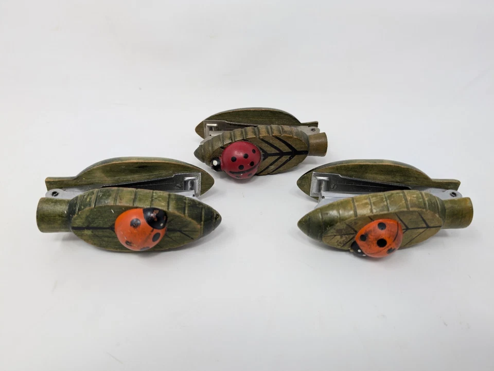 TRES grapadoras Ladybug vintage 10 mm grapas pequeñas talladas madera verde Foto 4 de 4