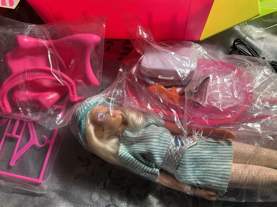 Vintage Hasbro 1986 Jem Holograms 4080 Rock Backstager Play Set + Doll - Image 4 of 4
