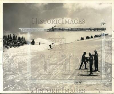 1975 Press Photo Skiers enjoy crisp, bright day on snow-covered slope, Alberta
