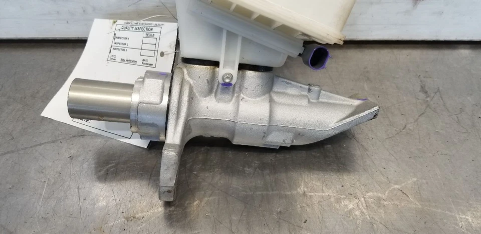 24 MERCEDES BENZ AMG GLE63S W167 4.0L BRAKE MASTER CYLINDER - Image 3 of 4