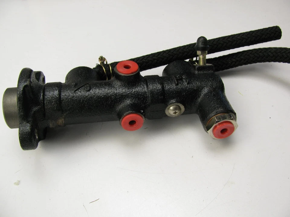 Cilindro maestro de freno Carquest E98073 - 1981-1982 Mazda 626 Foto 3 de 4