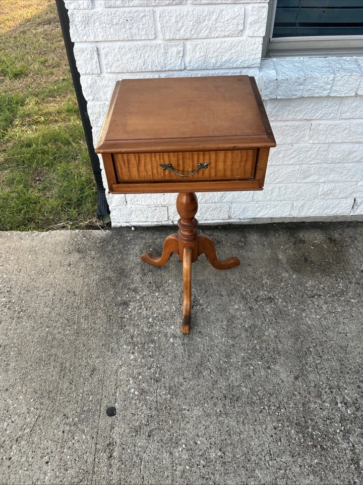 Antigua mesa auxiliar de madera de caoba John Wanamaker, Filadelfia Nueva York, marcada Foto 2 de 2