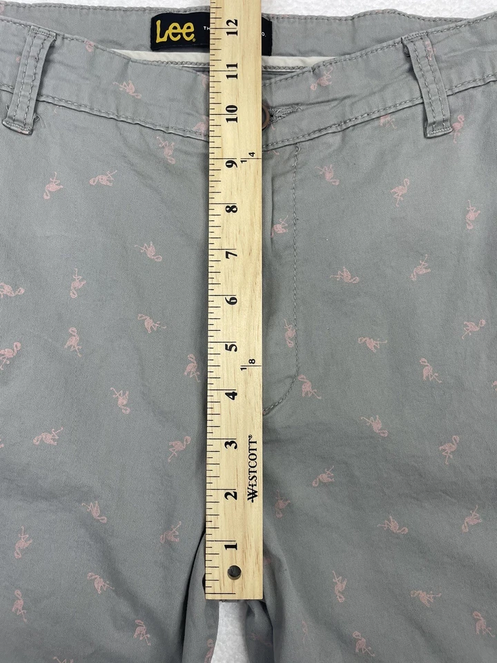 Pantalones Cortos Lee Para Hombre Gris Frente Plano Chino Divertido Tema Rosa Patrón "Flamenco" 33x10 Foto 4 de 4