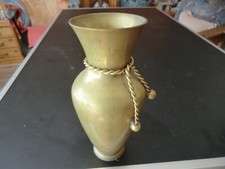 Kleine Blumenvase aus Messing mit Verzierung