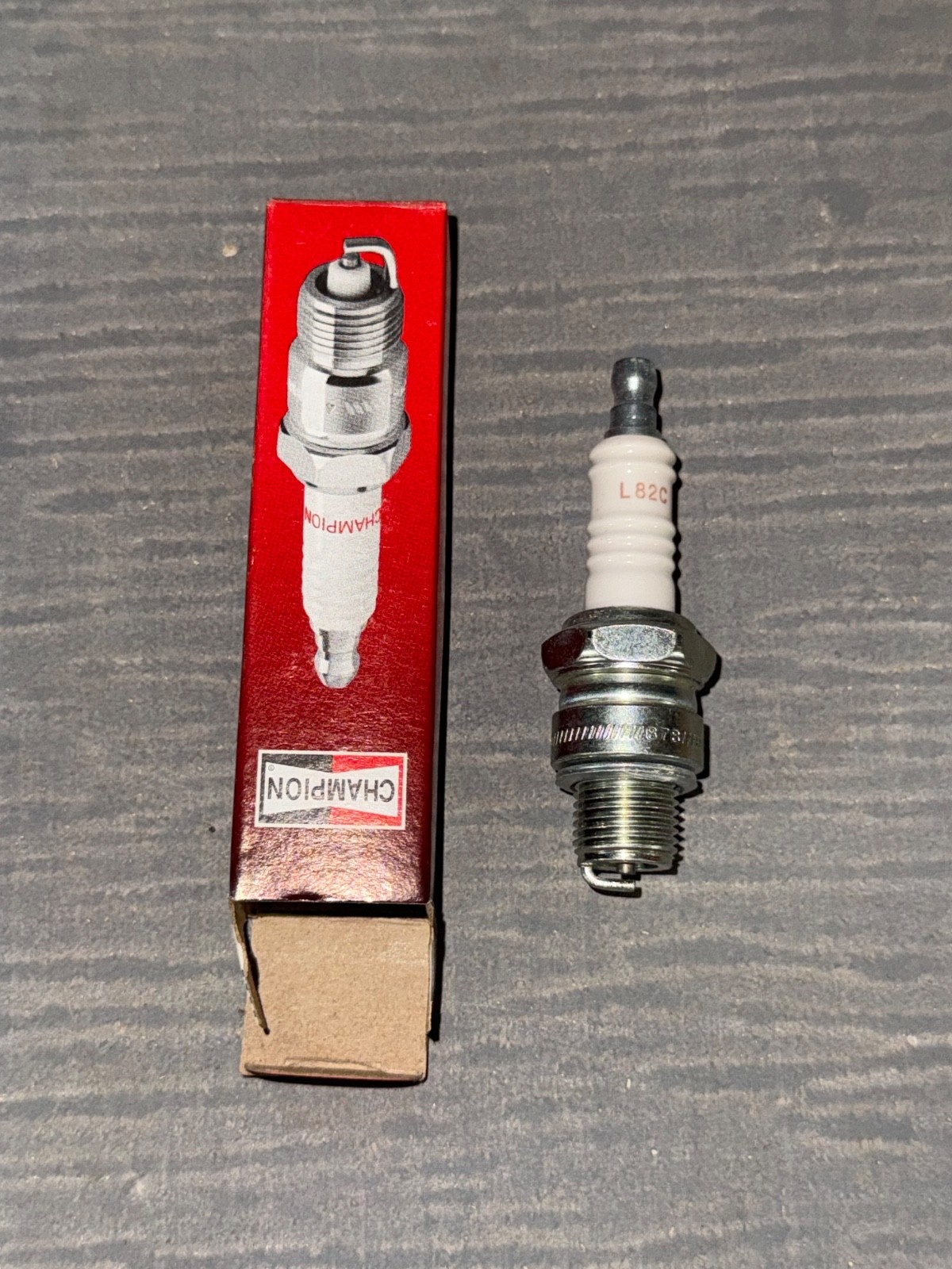 Champion L82C 811 Spark Plug