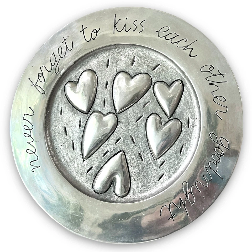 Plato de peltre Silvestri Never Forget to Kiss Goodnight de Sandra Magsamen 15" Foto 2 de 4