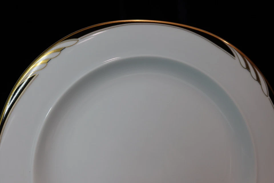 MIKASA OMEGA L2058 BLANCO CON REMOLINO NEGRO Y DORADO EN BORDE 12 PLATOS DE CENA 10 1/2" Foto 4 de 4