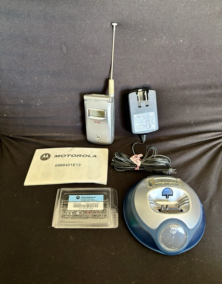 Motorola V60s Flip Phone Verizon Silver Antenna Parts Or Repair PW Locked - Image 2 of 4