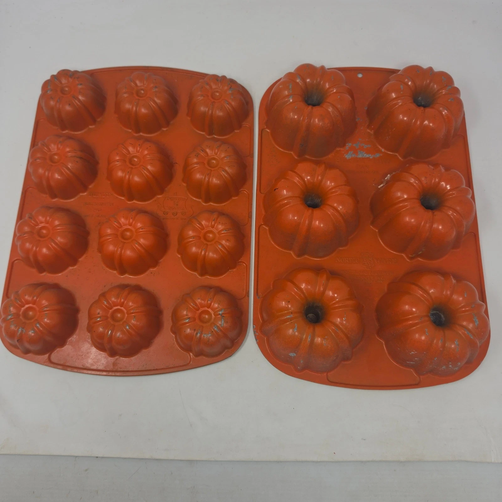 Nordic Ware Vintage Orange Bundt-lette and Fluted Muffin Pan Set 50700 USA
Opens in a new window or