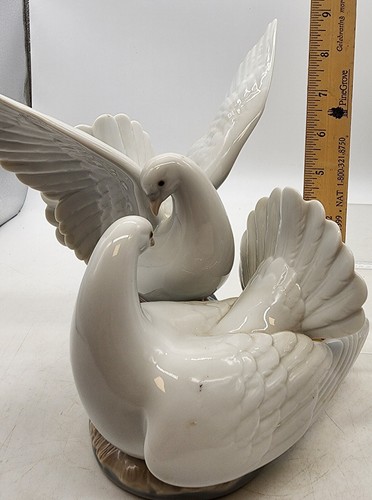 Statuina nido d'amore in porcellana Lladro 6291 con 2 uccellini colomba - Foto 6 di 7