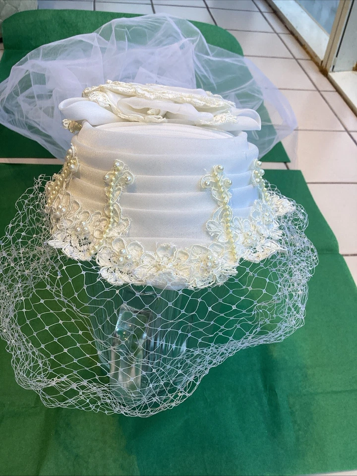 Tocado de encaje blanco vintage Pronuptia of Paris floral con cuentas velo de boda gorra Foto 3 de 4
