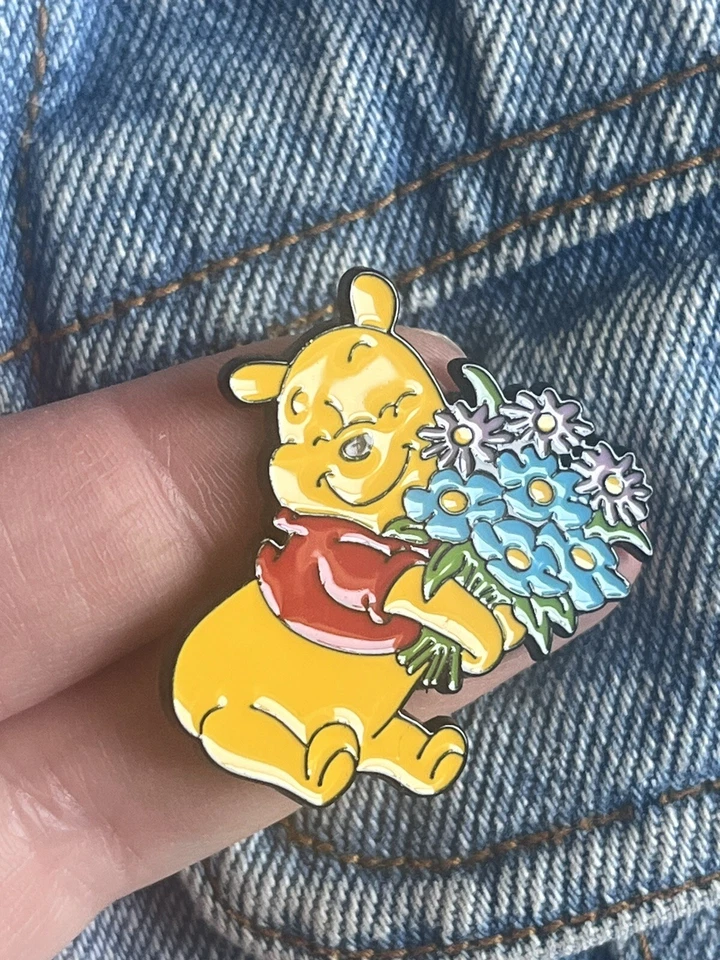 Lindo prendedor esmaltado Walt Disney Winnie The Pooh con flores Foto 2 de 3