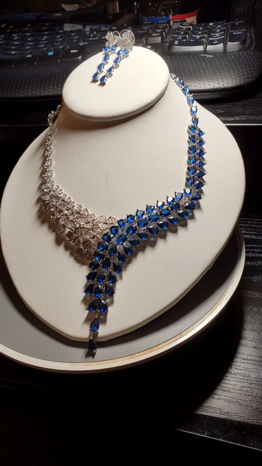 JUEGO DE PENDIENTES Y COLLAR DE ZAFIRO CREADO CHAPADO EN ORO BLANCO DE 18K PLATA ALEMANA Foto 3 de 4