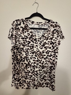 24/7 by YMI Leopard Print V-Neck Short Sleeve T-Shirt Women's L White Black