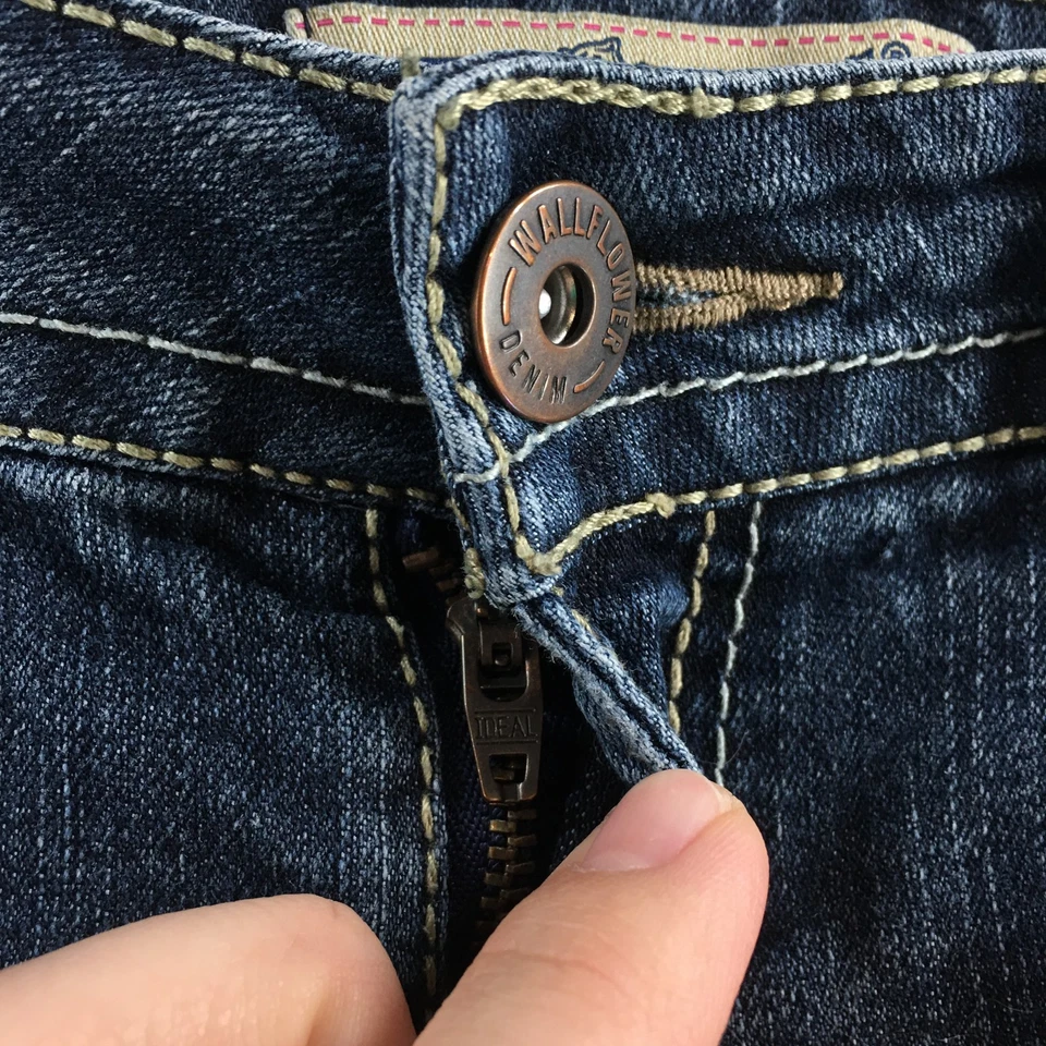 Wallflower Bermuda Short Womens 5 Blue Denim Low Rise Zip Fly 5 Pockets Casual - Image 4 of 4