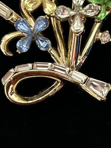 Vintage Trifari Style Flower Bouquet Pin Gold Tone - Picture 5 of 8