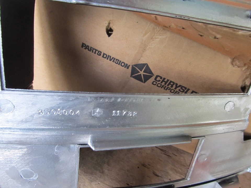 Nuevo de Lote Antiguo 1971-1972 Plymouth Fury Interior Plástico Radio Salpicadero Bisel Borde 3501004  Foto 3 de 4