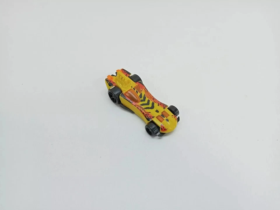 Power Bomb 2004 Hot Wheels brinquedo 1:64 carro solto amarelo preto gato laranja linha vermelha - Imagem 2 de 4